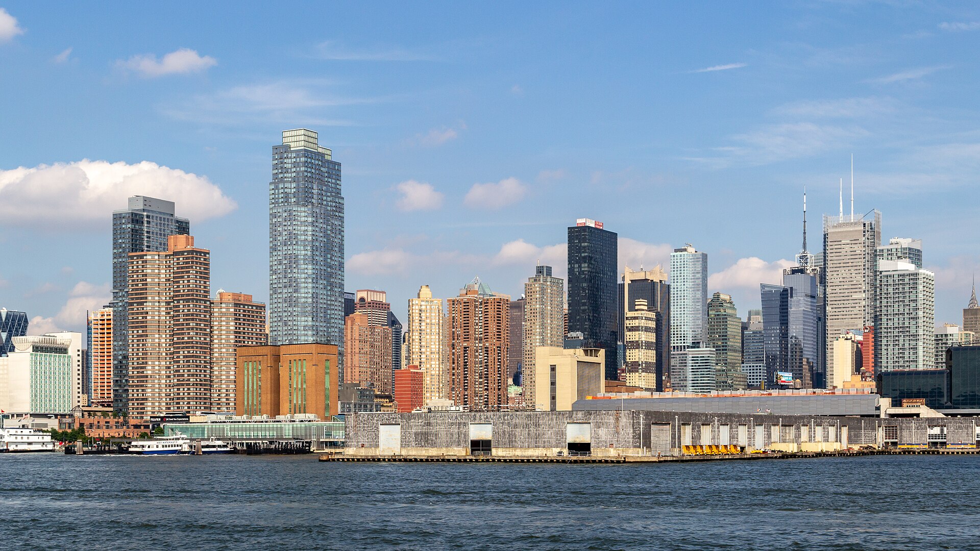 Midtown Manhattan skyline seen from the Hudson River